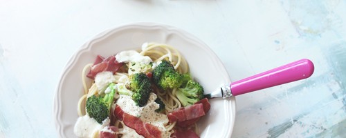 Spaghetti z cheddarem, brokułami i szynką szwarcwaldzką