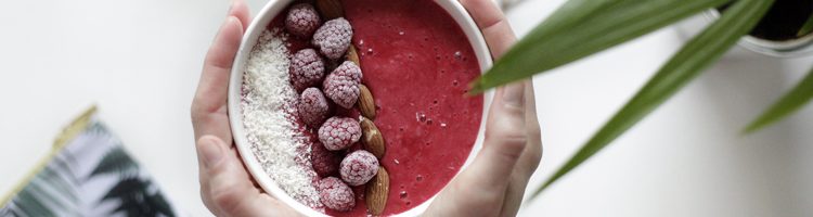 Smoothie bowl z malinami i bananami