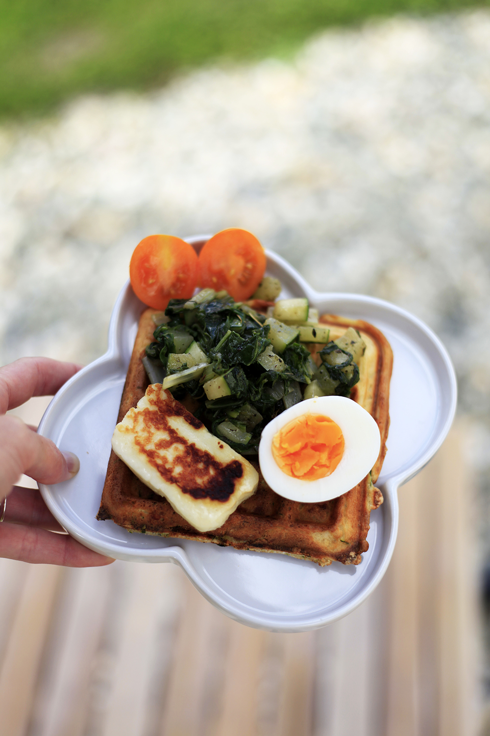Gofry z cukinii i wędzonego sera podane z jajkiem i halloumi