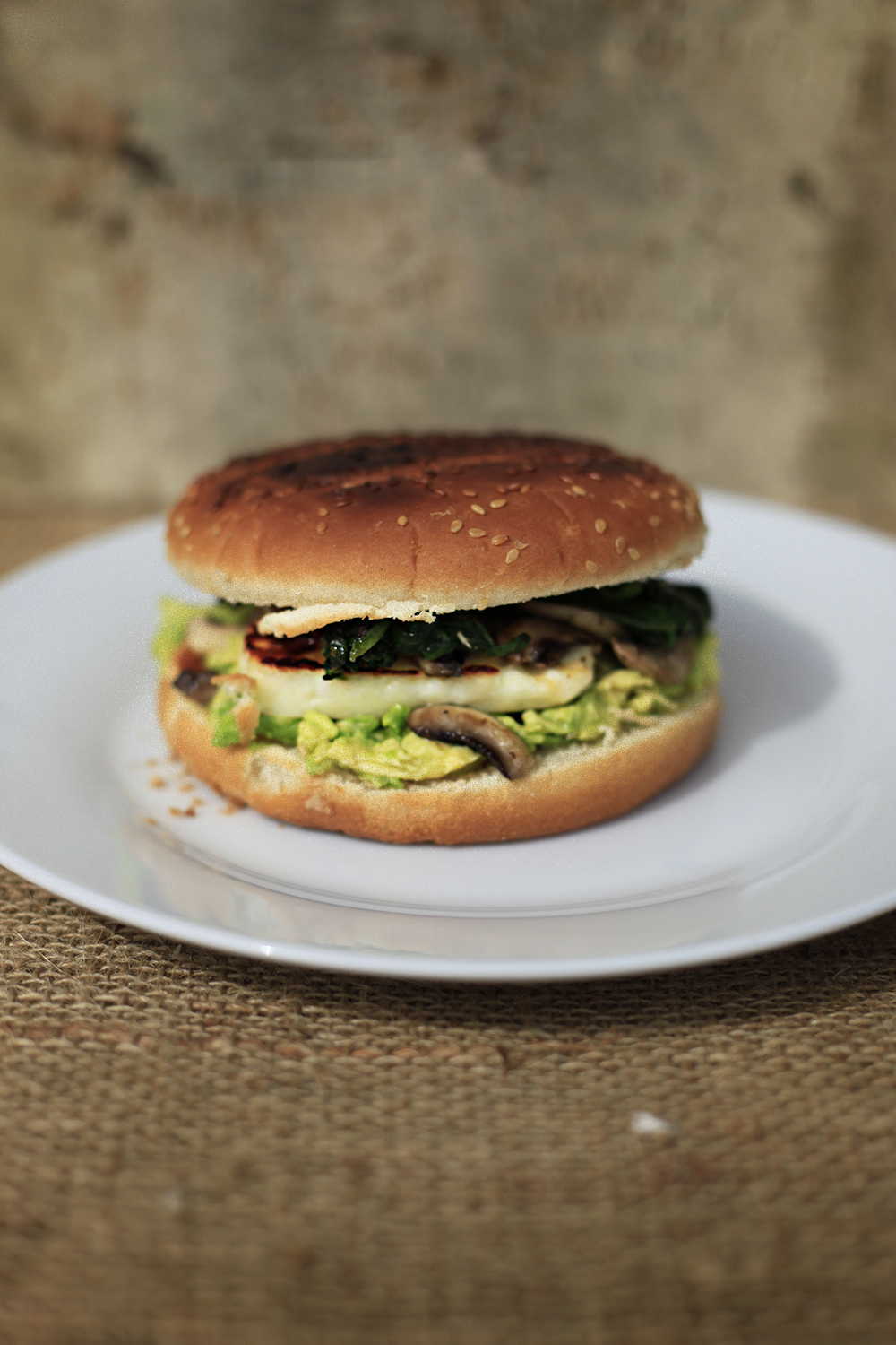 hamburger z grillowanym serem halloumi, awokado i pieczarkami