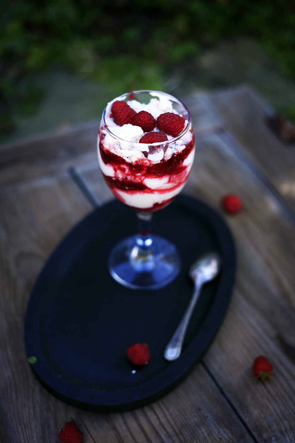 Eton mess czyli bałagan z bitą śmietaną, bezą i malinami