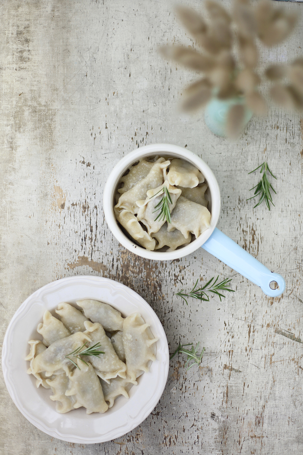 Pierogi z kaszą gryczaną i pieczarkami