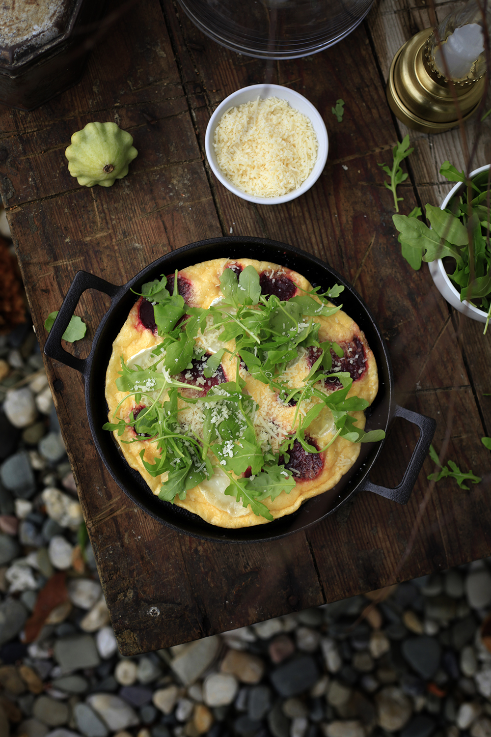 Fritatta z kozim serem, burakami i rukolą