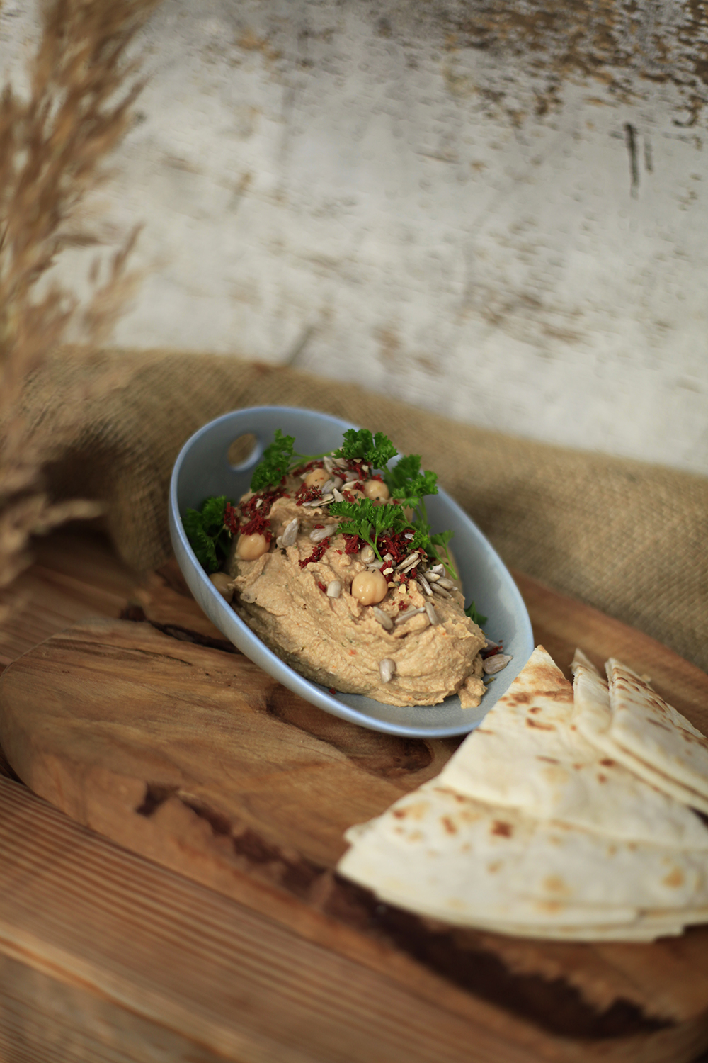 Humus ze słonecznikiem i suszonymi pomidorami
