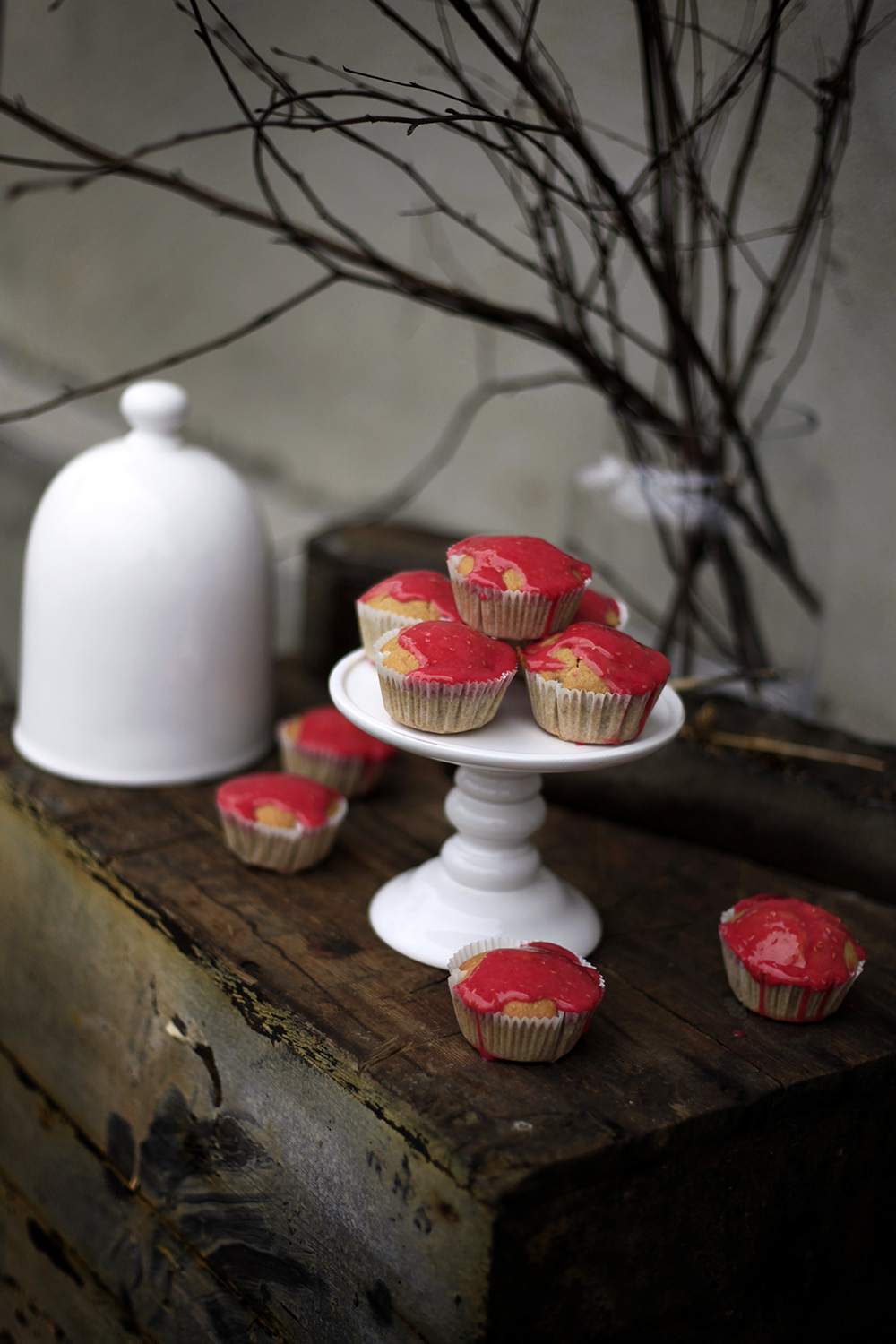 Muffinki z musu jabłkowego z polewą malinową