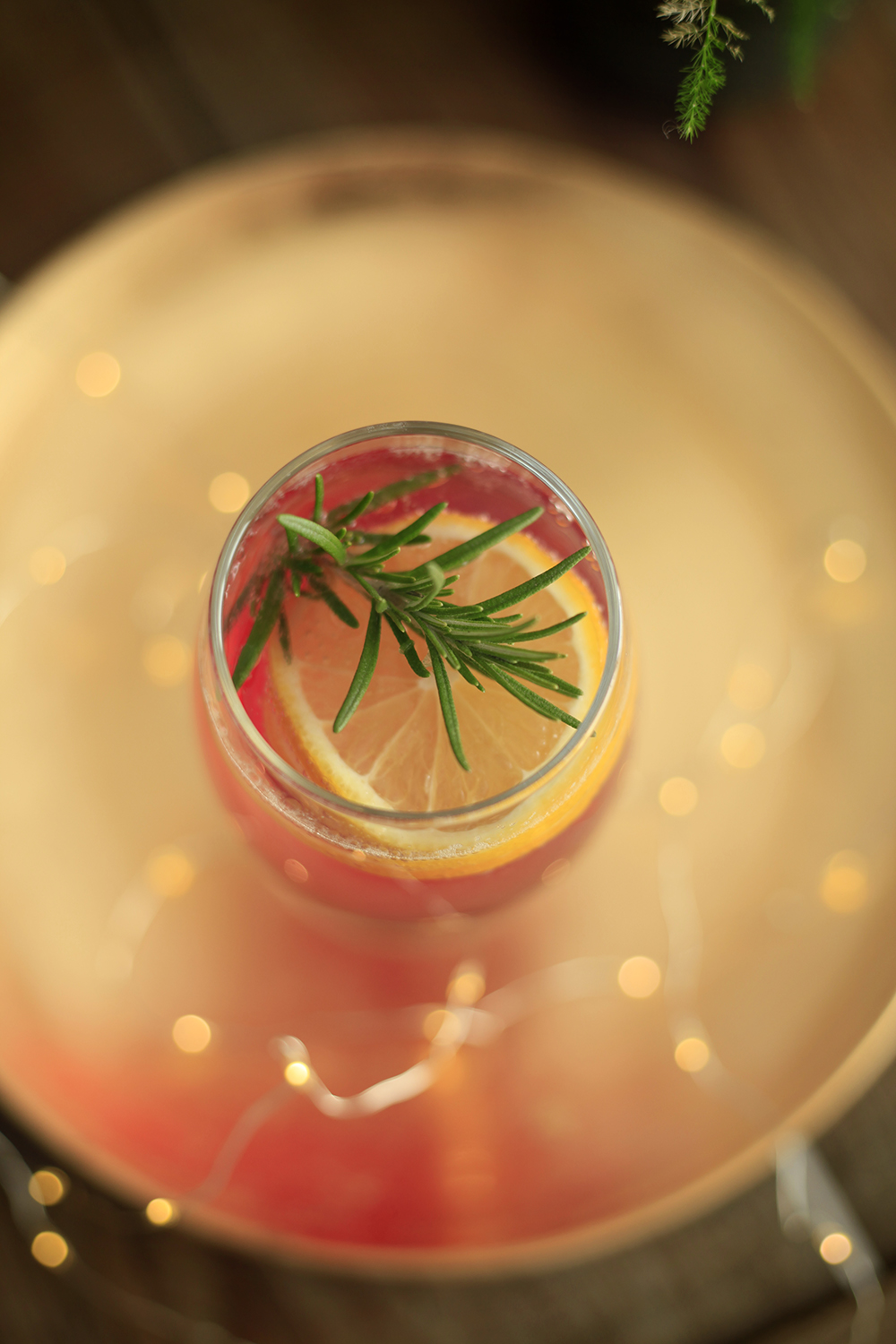 Drink bezalkoholowy z tonikiem, sokiem pigwowym, malinowym i rozmarynem