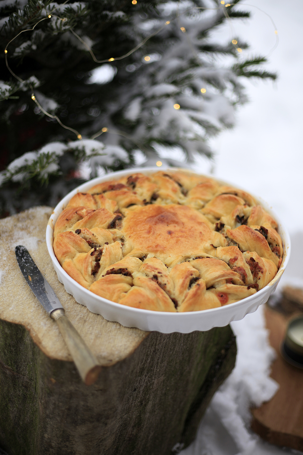 Drożdżowa gwiazda z pieczarkami, halloumi i parmezanem